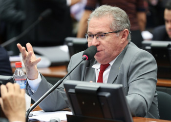 Deputado quer manter registro de profissões revogado por Bolsonaro